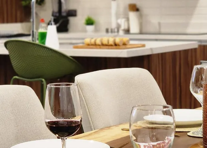 Luxury Overlooking The Arch Apartment *