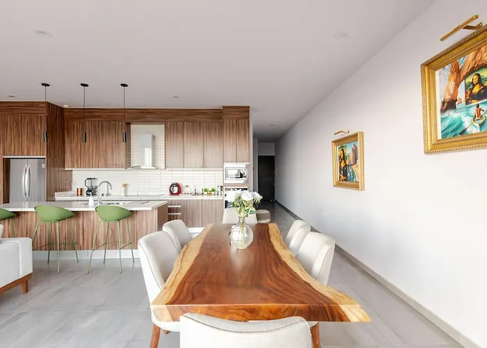 Luxury Overlooking The Arch Apartment